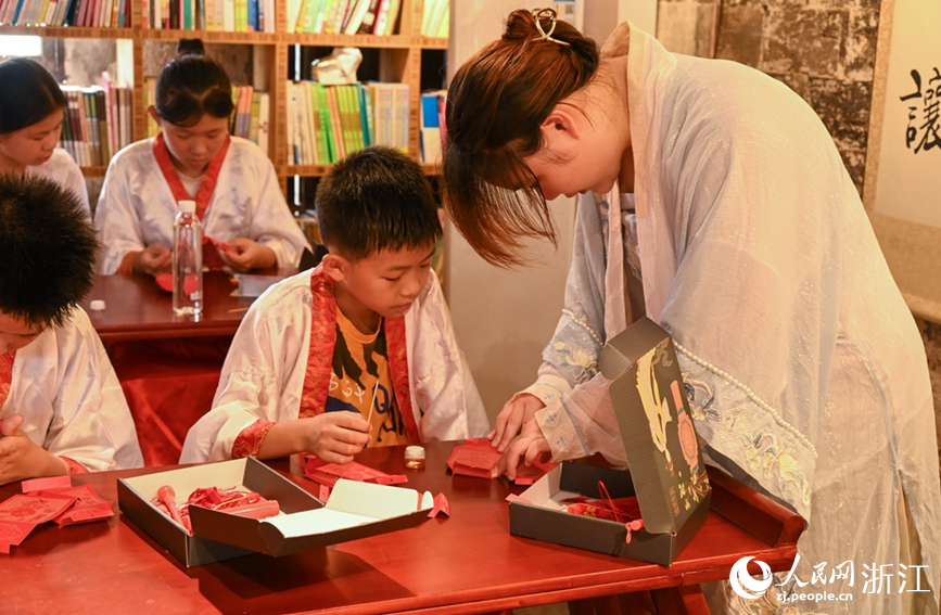 學生體驗針刺無骨花燈制作。人民網 葉賓得攝