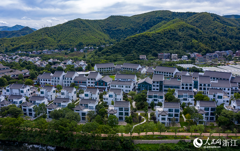 俯瞰大余村青年人才社區(qū)“青來集”，干凈整潔的道路、整齊劃一的房屋，構(gòu)成一幅美麗的鄉(xiāng)村畫卷。人民網(wǎng) 章勇濤攝