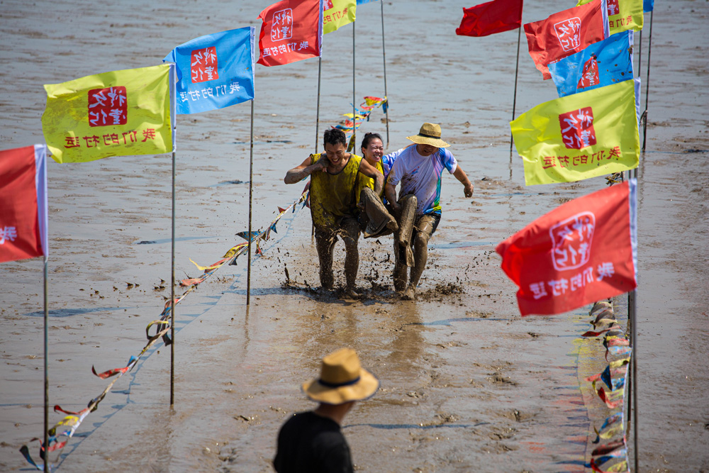 8月18日，浙江慈溪市新浦鎮“我們的村運”灘涂運動會在新浦海涂上舉行。成文波攝