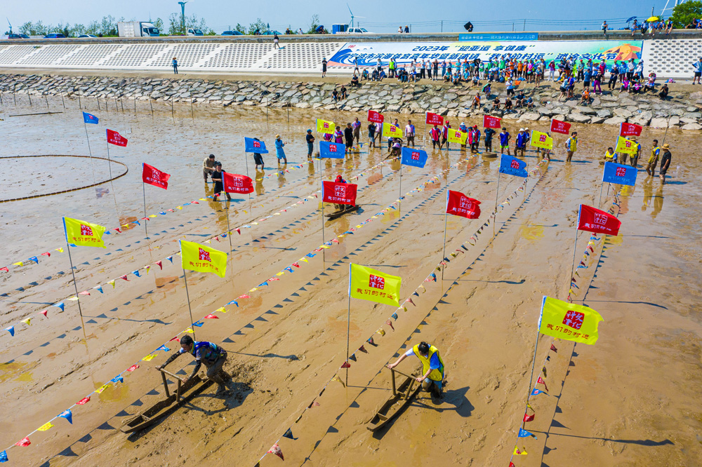 8月18日，浙江慈溪市新浦鎮“我們的村運”灘涂運動會在新浦海涂上舉行。成文波攝