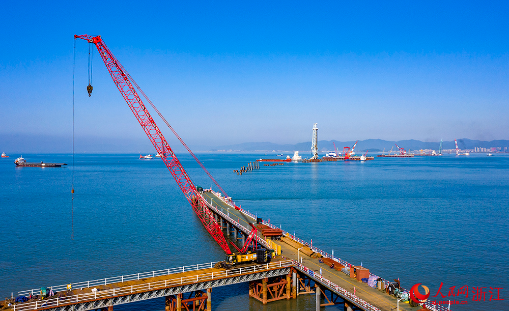 寧波舟山港六橫公路大橋二期工程，青龍門東引橋施工現場。人民網 章勇濤攝