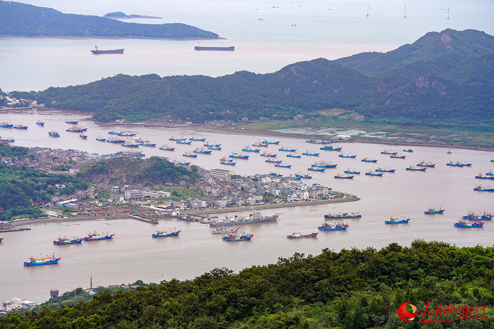 9月16日，在浙江省寧波市象山縣，漁船駛出石浦漁港。人民網 章勇濤攝