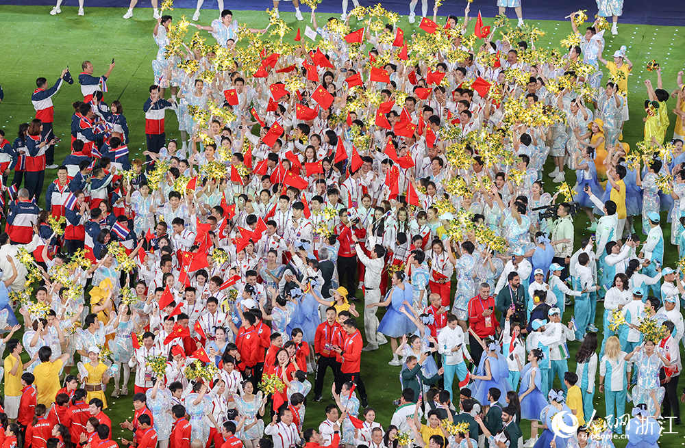 10月8日，杭州第19屆亞洲運動會閉幕式中國代表團入場。人民網 章勇濤攝