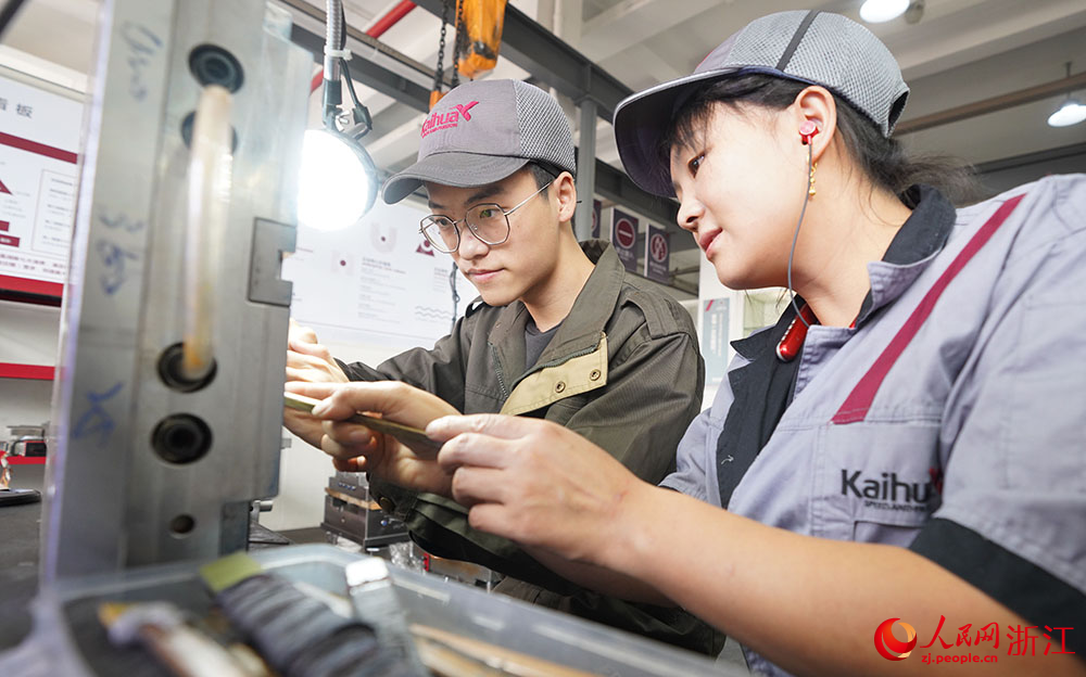 在臺州科技職業學院凱華模具產業學院，學生（左）在學習打光操作。人民網 章勇濤攝