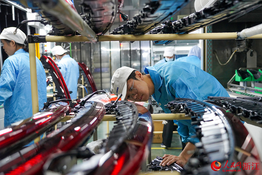 在麗水經濟技術開發區一汽車零配件工廠，工人正在車間里忙碌地生產。人民網 章勇濤攝