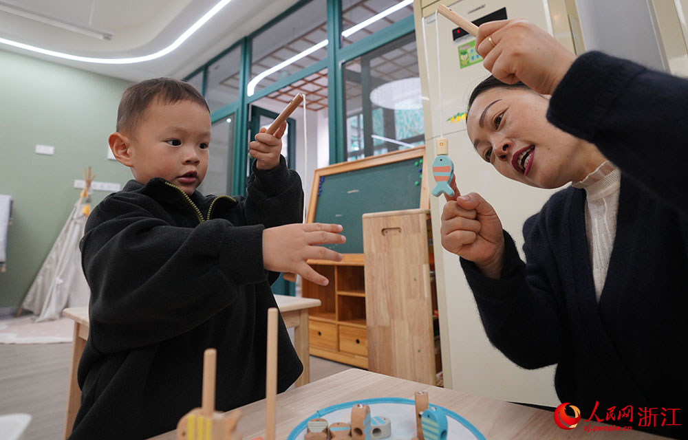 11月16日，在寧波市鎮海寶山幼兒園，小朋友在園內和老師一起玩耍。人民網 章勇濤攝