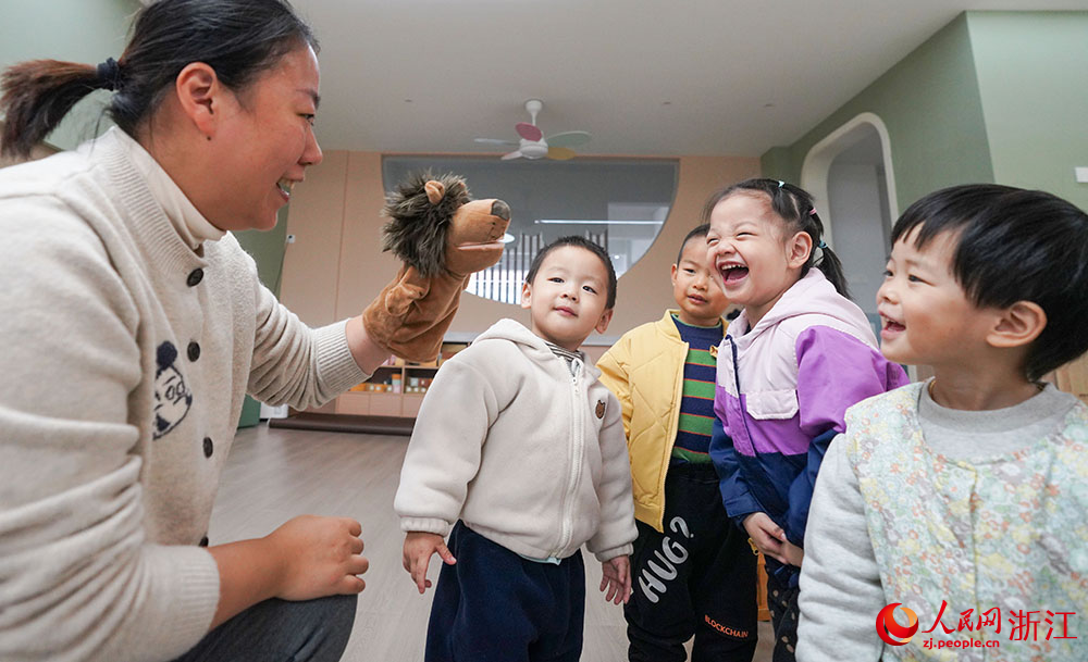 11月16日，在寧波市鎮海寶山幼兒園，小朋友在園內和老師一起玩耍。人民網 章勇濤攝