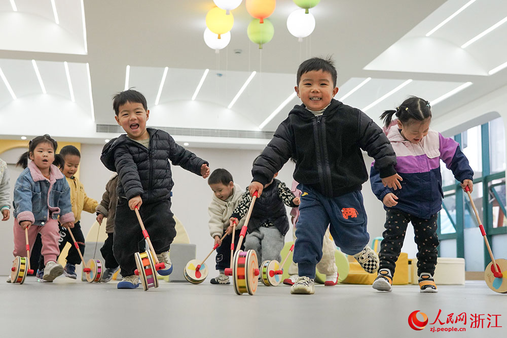 11月16日，在寧波市鎮海寶山幼兒園，小朋友在園內開心地玩耍。人民網 章勇濤攝