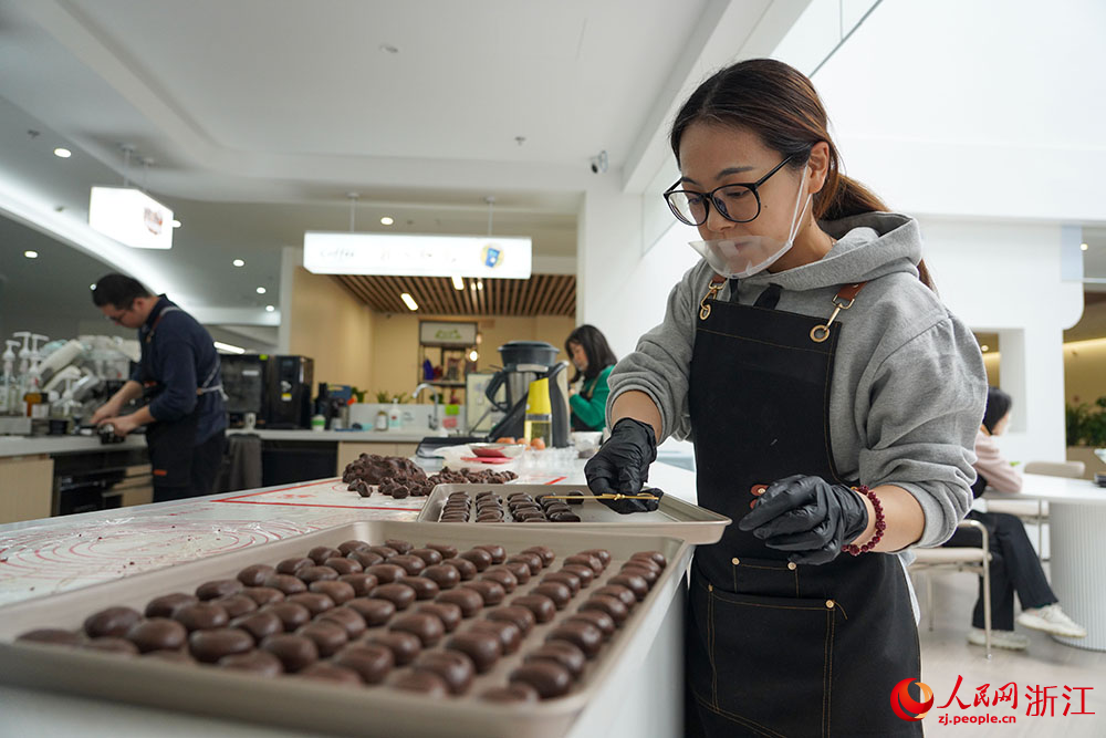 在寧波市鎮海區招寶山街道鄰里中心，面包師在制作餅干。人民網 章勇濤攝