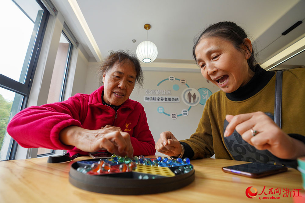 在寧波市鎮海區招寶山街道鄰里中心，市民在下跳棋。人民網 章勇濤攝