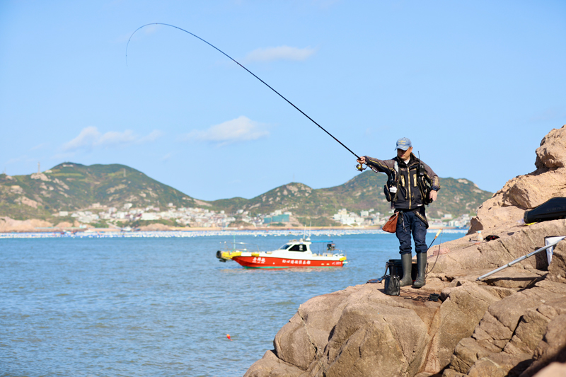 海釣愛好者正在比賽中。嵊泗縣委宣傳部供圖