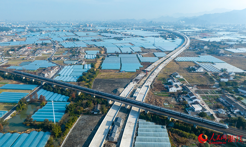 浙江省溫州市瑞蒼高速蒼南段項目現場，工人正在有序推進工程進度。人民網 章勇濤攝