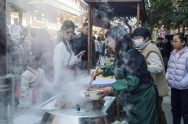 非遺美食引人駐足。