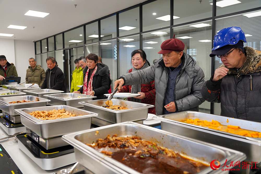 在浙江省寧波市北侖區新碶街道星陽未來社區鄰里中心，老年人根據自身口味稱重取餐。人民網 章勇濤攝