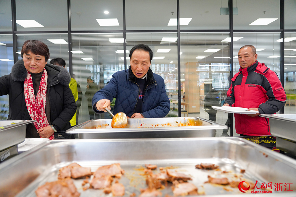 在浙江省寧波市北侖區新碶街道星陽未來社區鄰里中心，老年人根據自身口味稱重取餐。人民網 章勇濤攝