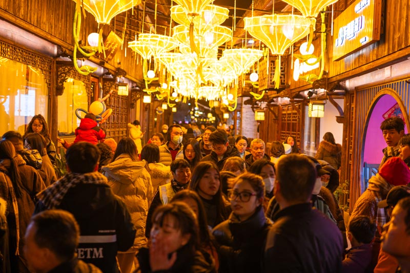 十里長街商圈夜景。路橋街道供圖