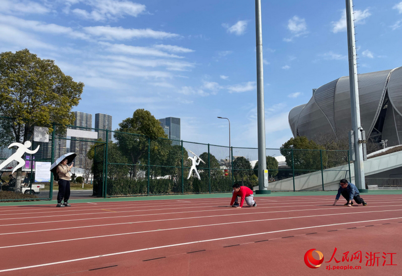 市民在田徑場上鍛煉。人民網記者 王麗瑋攝