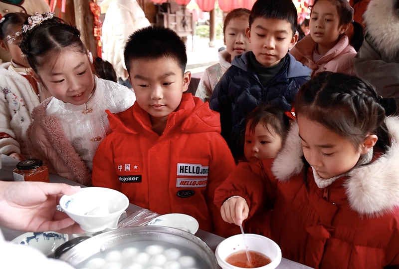 湯圓是元宵節最具有代表性的美食之一，象征著合家團圓美滿。寧波市鎮海區委宣傳部供圖