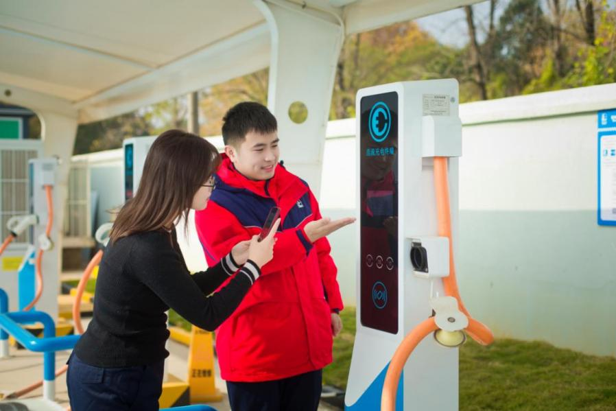 車主可通過手機實時查看車輛充電狀態。 王佳晶攝