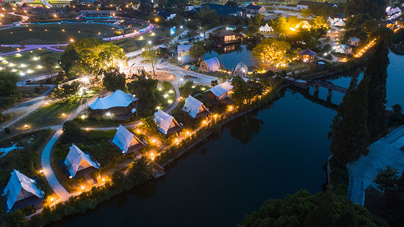 南林公園的環河綠道傍晚江水清澈、景觀橋燈光璀璨。南潯區委宣傳部供圖