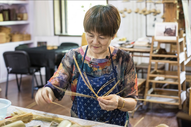 在河渚街開店的“西溪小花籃”非遺傳承人洪立萍。西溪濕地供圖