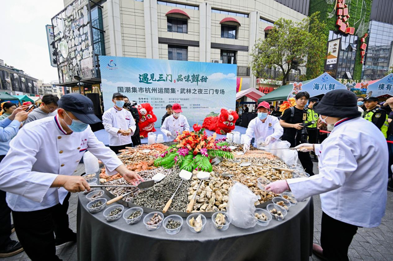 來自三門的超大海鮮鍋亮相武林夜市。三門縣委宣傳部供圖