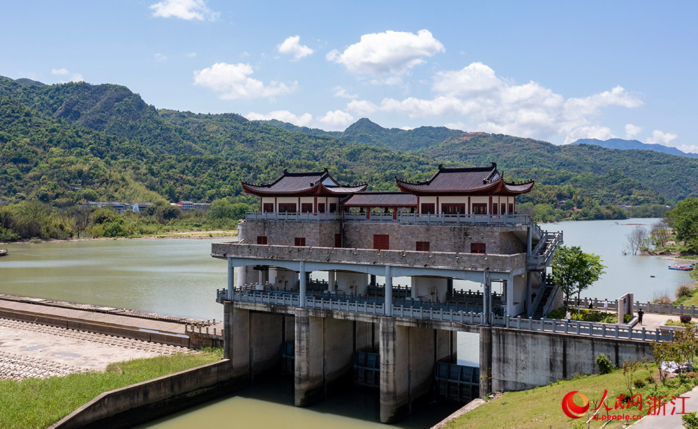 從空中俯瞰浙江省瑞安市高樓鎮灘腳堰壩工程的壩體，其橫跨在飛云江上，蔚為壯觀。人民網 章勇濤攝