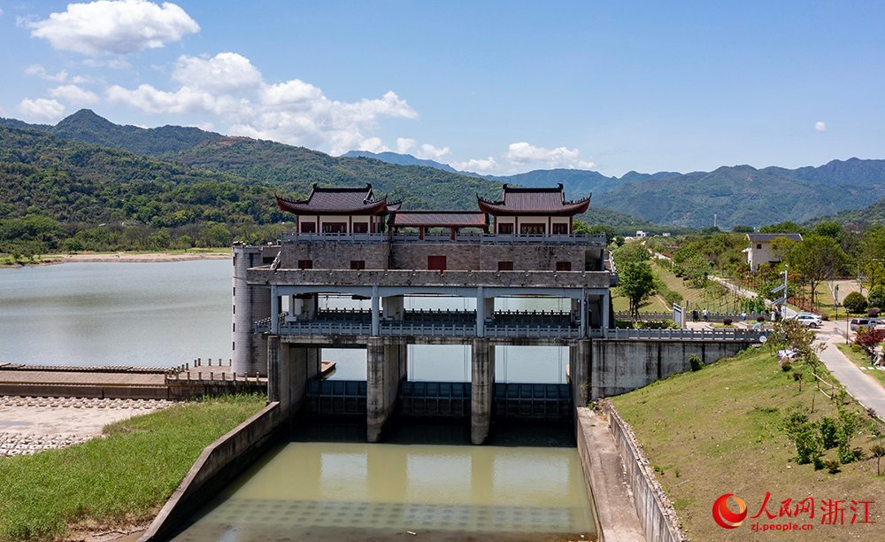 從空中俯瞰浙江省瑞安市高樓鎮灘腳堰壩工程的壩體，其橫跨在飛云江上，蔚為壯觀。人民網 章勇濤攝