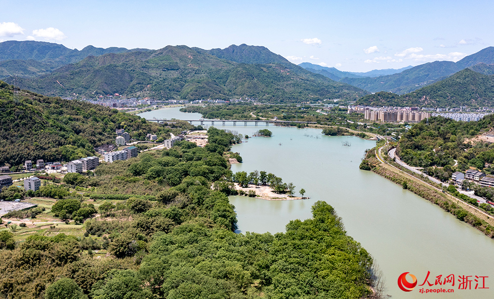 河暢、水清、岸綠、景美的生態環境，繪就了一幅天更藍、水更清、人富足的和美畫卷。人民網 章勇濤攝