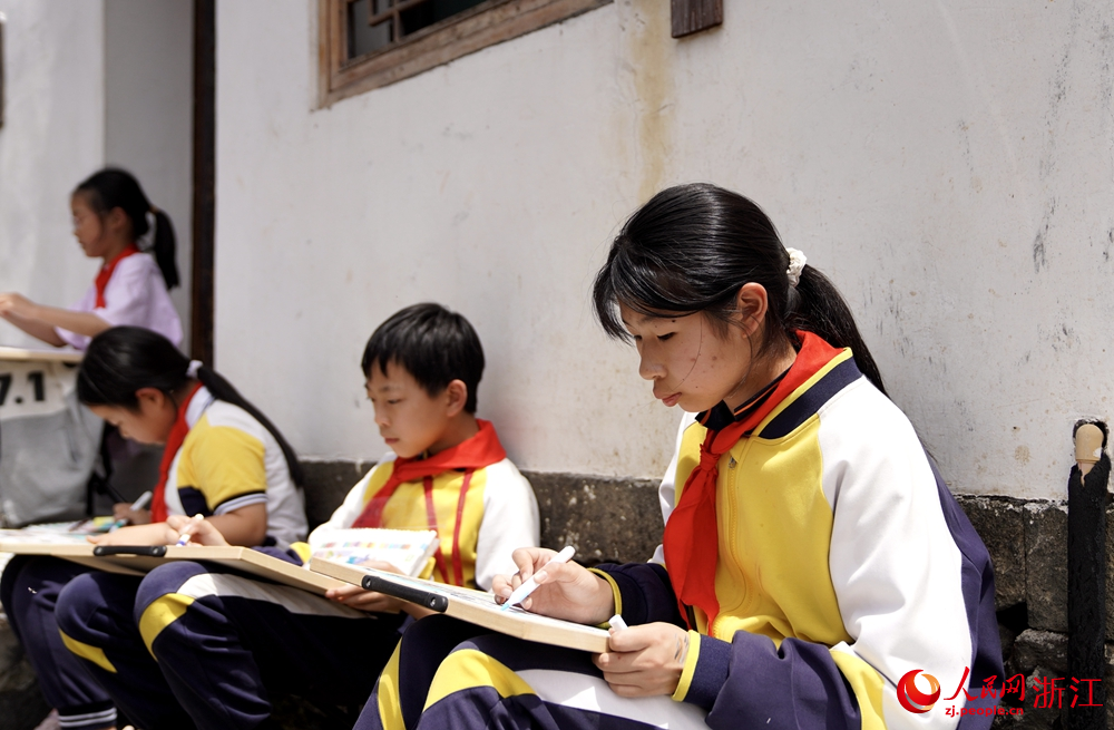 崇仁古鎮周邊的學生來到古鎮寫生。人民網 陳陸洵攝