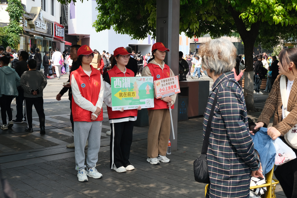 杭小二公益服務中心的志愿者們?yōu)槭忻裼慰吞峁┞糜巫稍兎铡３绦罃z