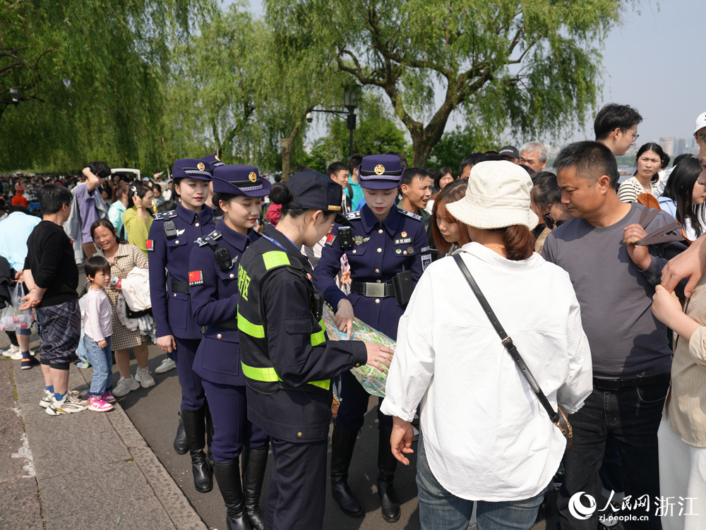 西湖女子巡邏隊穿梭在景區中，為市民游客提供服務。人民網 劉欣蔚攝