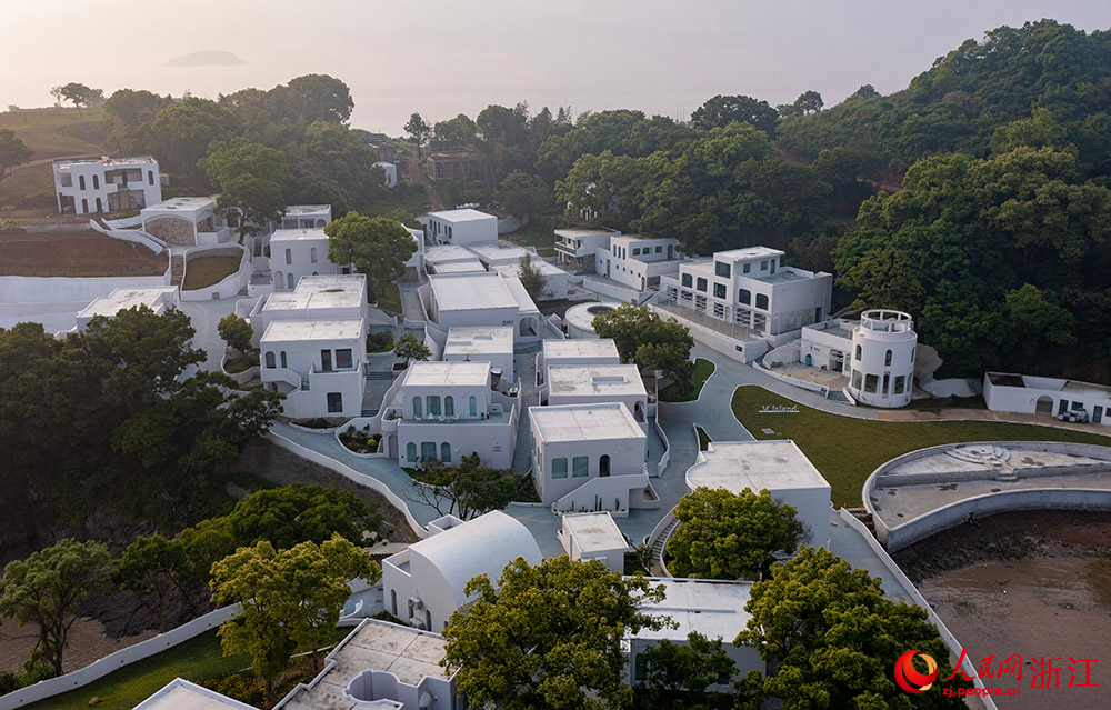 從空中俯瞰浙江省寧波市象山縣石浦鎮(zhèn)湖礁灣漁村“三個月亮”美好生活主題海島。人民網(wǎng) 章勇濤攝