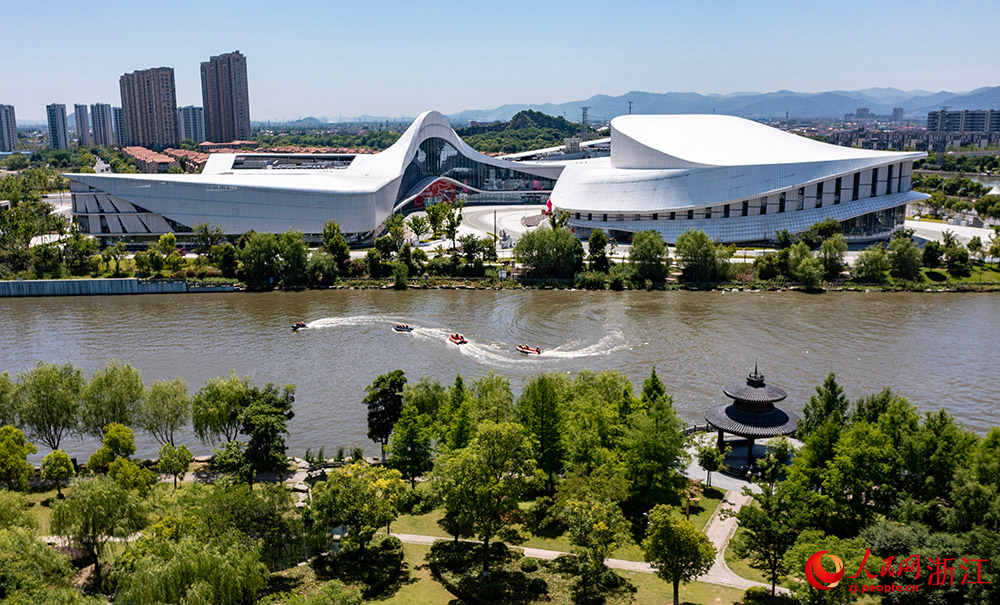 在浙江省余姚市玉皇山公園候青江，救援隊進行皮劃艇水上編隊演練。人民網 章勇濤攝