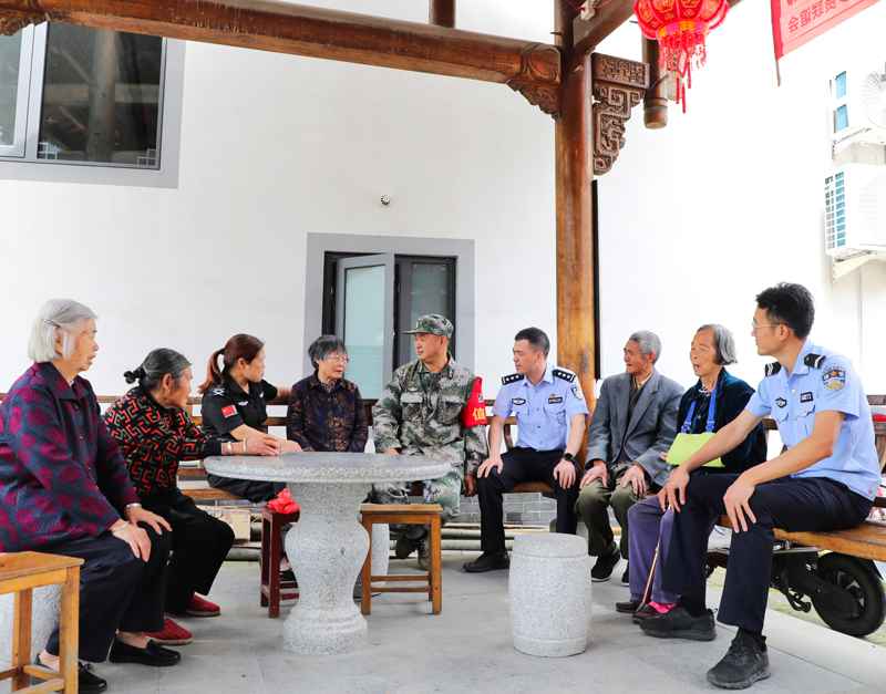 民警和村民話家常。王黎攝