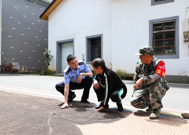 民警進村走訪。王黎攝