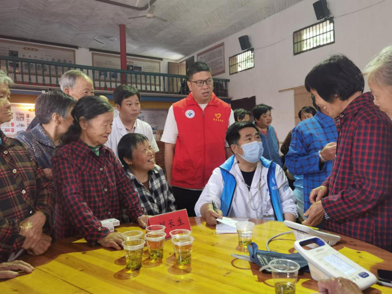 劉長生一行10余位省縣鄉村四級醫護團隊，在包干責任村弓橋頭村、官塘村服務了一整天，為村民提供了優質的醫療服務。