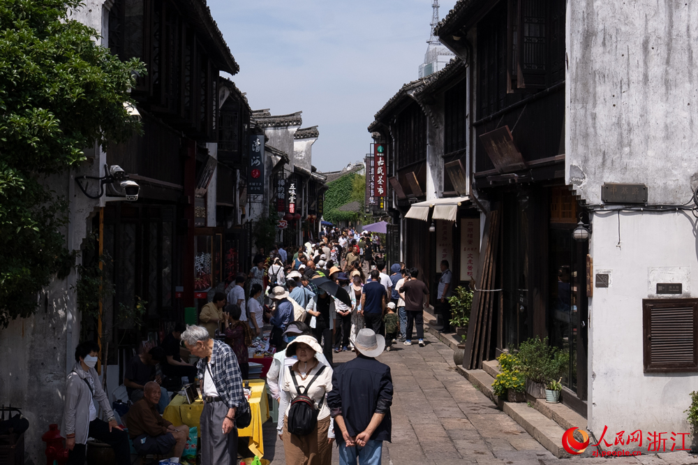 5月26日，浙江省嘉興市月河街上，游客摩肩接踵、絡繹不絕。人民網記者 葛泰佚攝