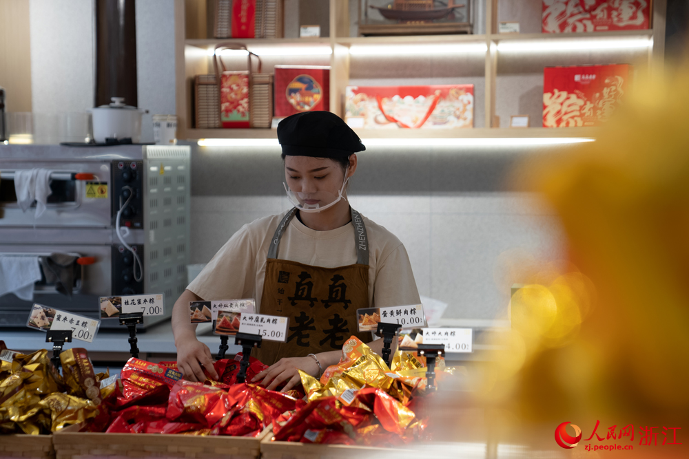 5月26日，端午將至，浙江省嘉興市月河街的一處店鋪內，各種口味的散裝粽子被擺放在顯眼位置。人民網 陳陸洵攝