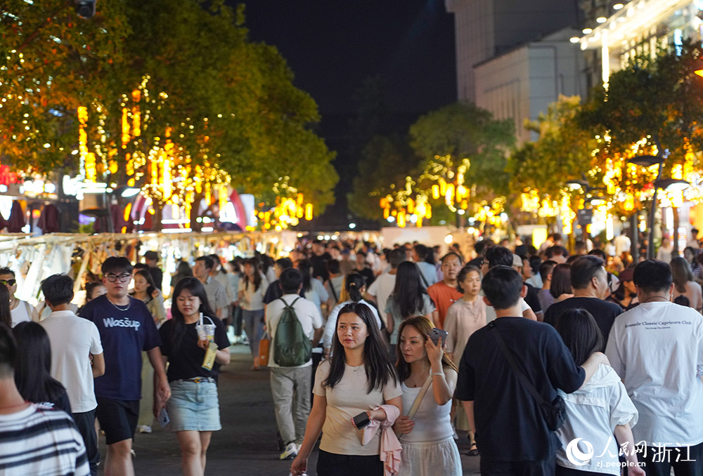 5月24日，華燈初上，煙火氣滿滿的杭州武林夜市。人民網  章勇濤攝