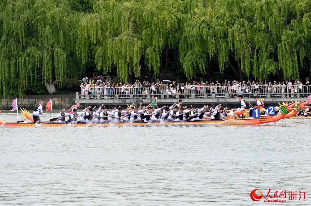 6月2日，2024嘉興端午民俗文化節(jié)龍舟競渡和踏白船表演賽在嘉興西南湖熱鬧開啟。人民網(wǎng)記者 葉賓得攝