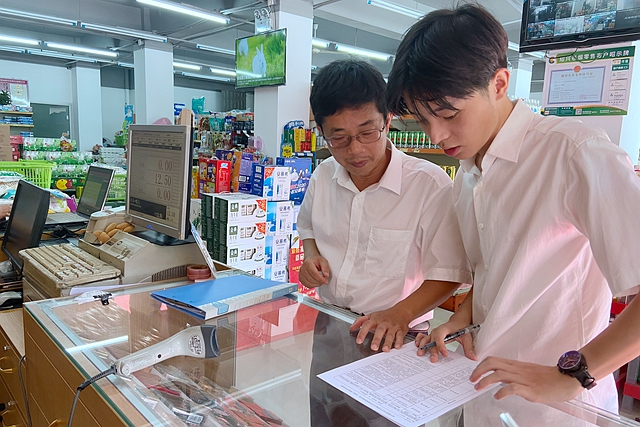 青年員工跟著導師走訪市場。虞天輝攝