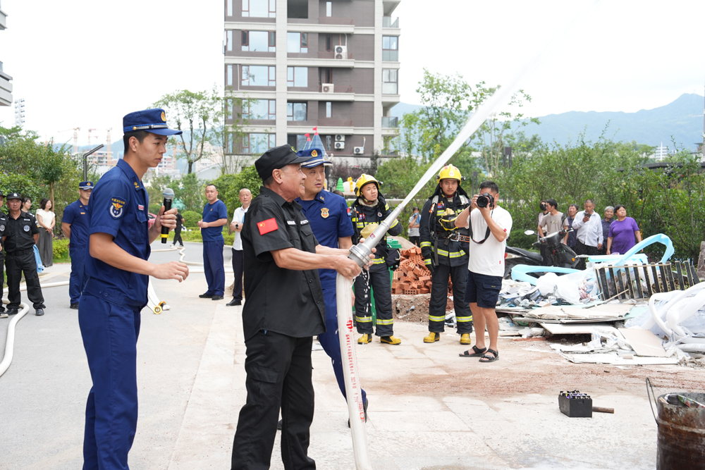 消防員教授消防器材使用技巧。雷倩攝