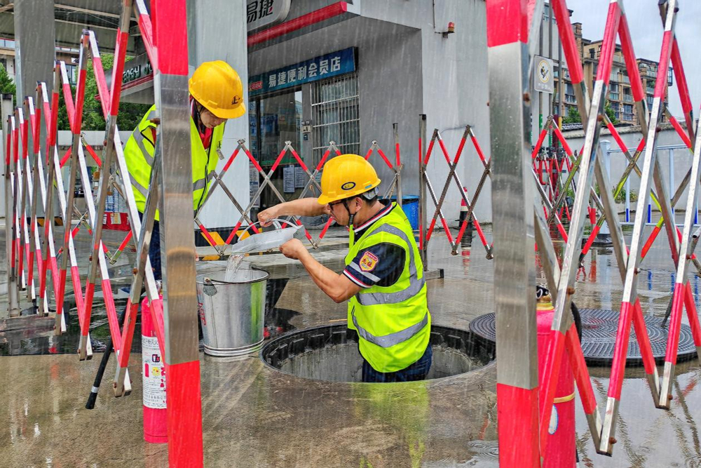 在杭州建德梅城鎮，加能站員工通過延長散裝汽油供應時間，采用“一對一”服務模式，保障應急救援、警務船只等抗汛搶險用油。中國石化浙江石油分公司供圖