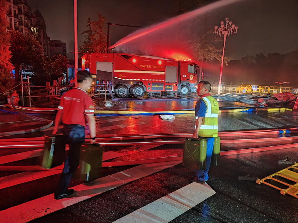 受連日強(qiáng)降雨影響，杭州錢塘江水位快速上升，九溪區(qū)域附近多處發(fā)生洪澇災(zāi)害。中國(guó)石化浙江石油杭州分公司派遣專人連續(xù)多趟護(hù)送油品到搶險(xiǎn)區(qū)域，同時(shí)協(xié)助應(yīng)急處置人員做好現(xiàn)場(chǎng)設(shè)備轉(zhuǎn)移和油品加注等工作。中國(guó)石化浙江石油分公司供圖