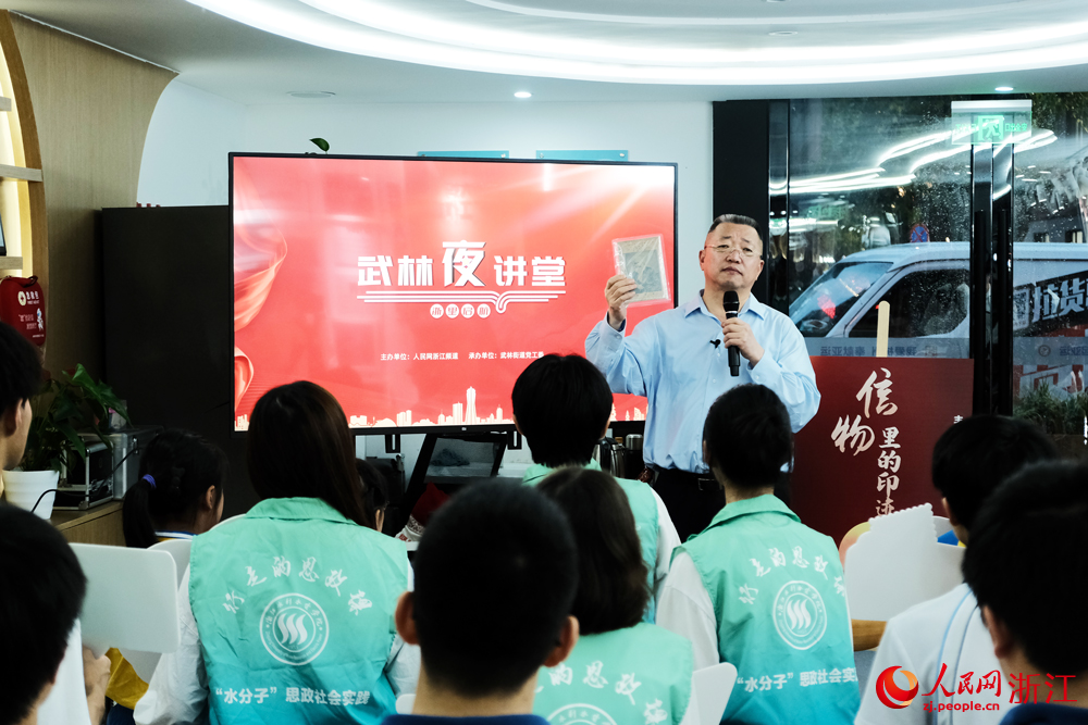 浙江東方博物館館長董利華向聽眾展示藏品。人民網 劉欣蔚攝