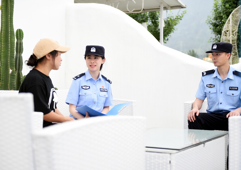 民警來到休閑莊園開展走訪服務。饒海曉攝