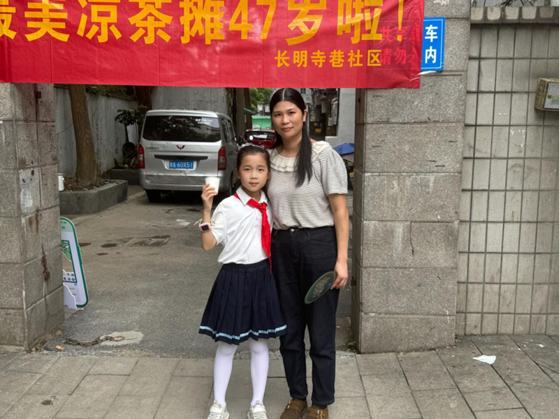 潘女士及其女兒。劉卓爾攝