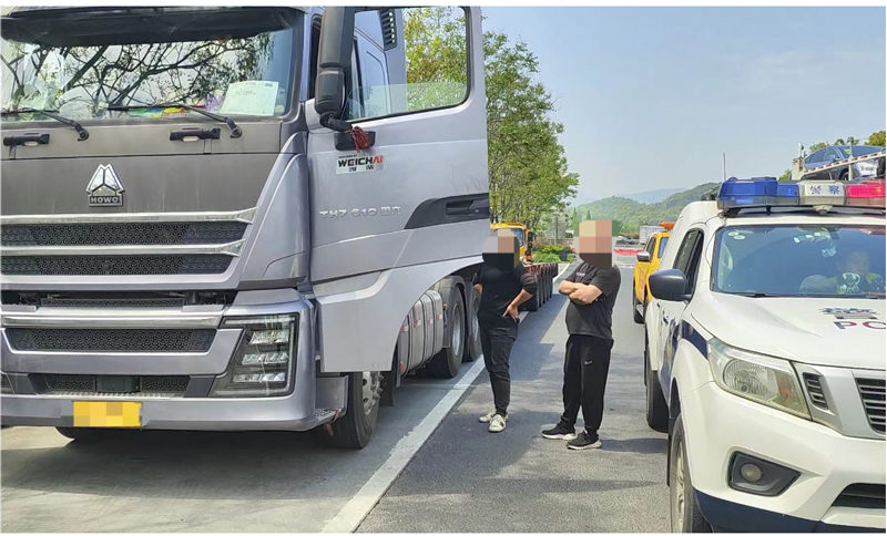 警方搜查逃費嫌疑車輛。浙高運公司供圖