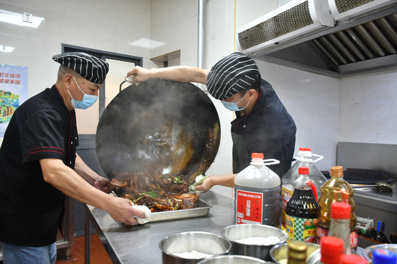 大廚為老年居民燒制菜品。羅夢圓攝